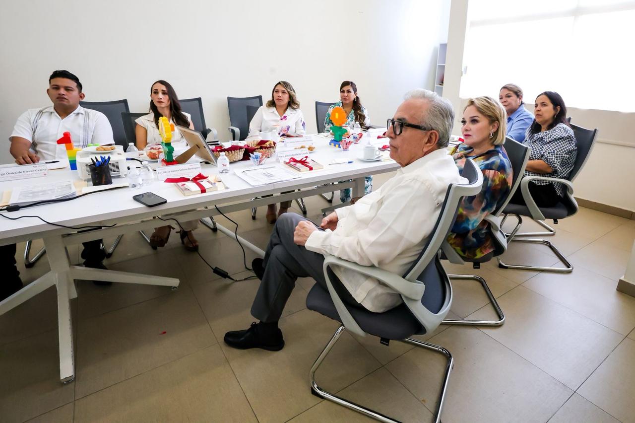 Rubén Rocha Moya y Eneyda Rocha Ruiz con personal de DIF Yucatán