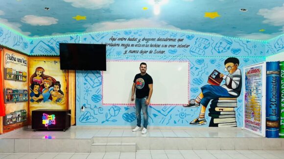 Un salón de cuentos y magia; así llevará el profe Joel R. Zamudio a sus alumnos en Mazatlán