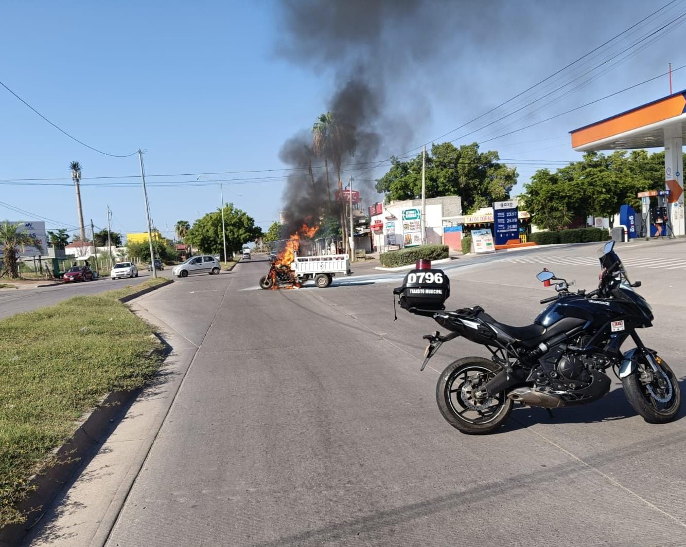 Se incendia motocarro repartidor en Los Mochis