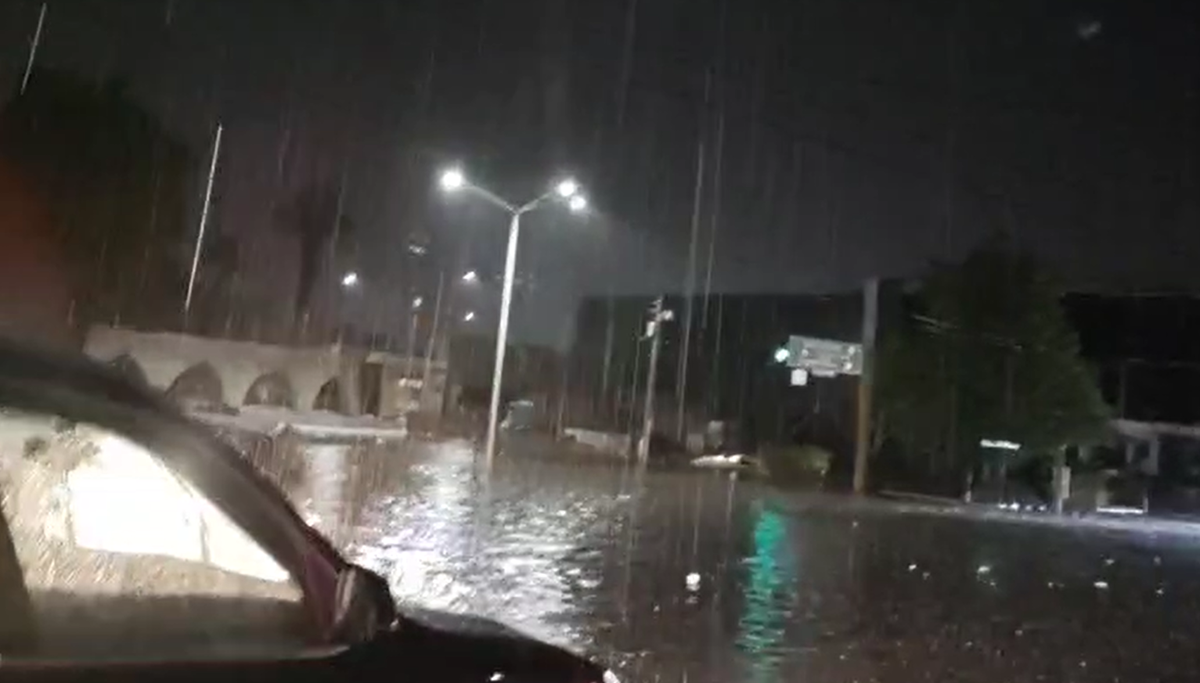 Cierran cruce de bulevar Xicotencatl y Doctor Mora en Culiacán, tras fuerte lluvia