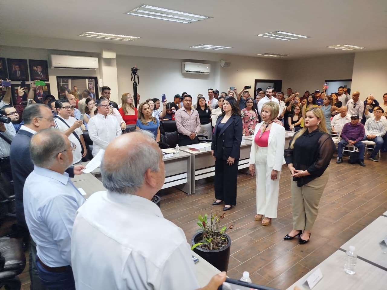 Rinden protesta nueva sindica procuradora y regidoras suplentes en Ahome