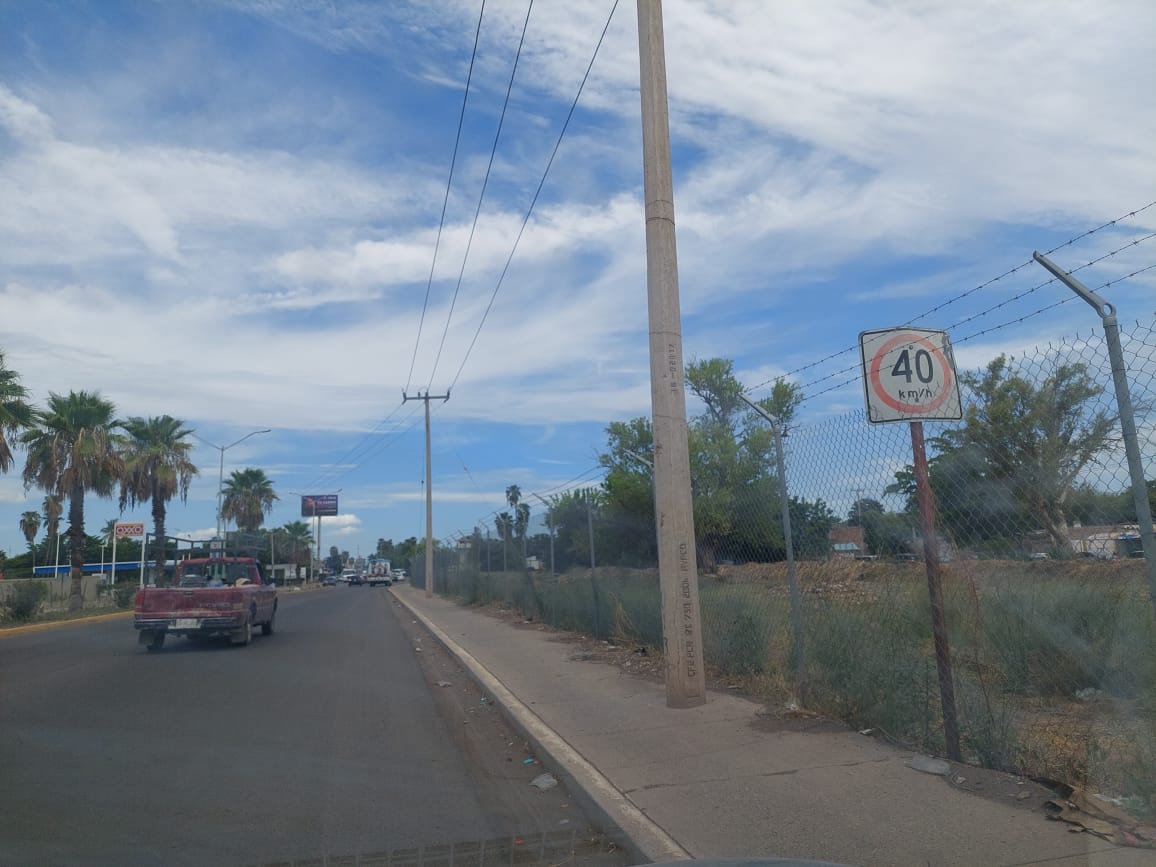 Conductores en Los Mochis piden se instalen más a la vista señales de tránsito
