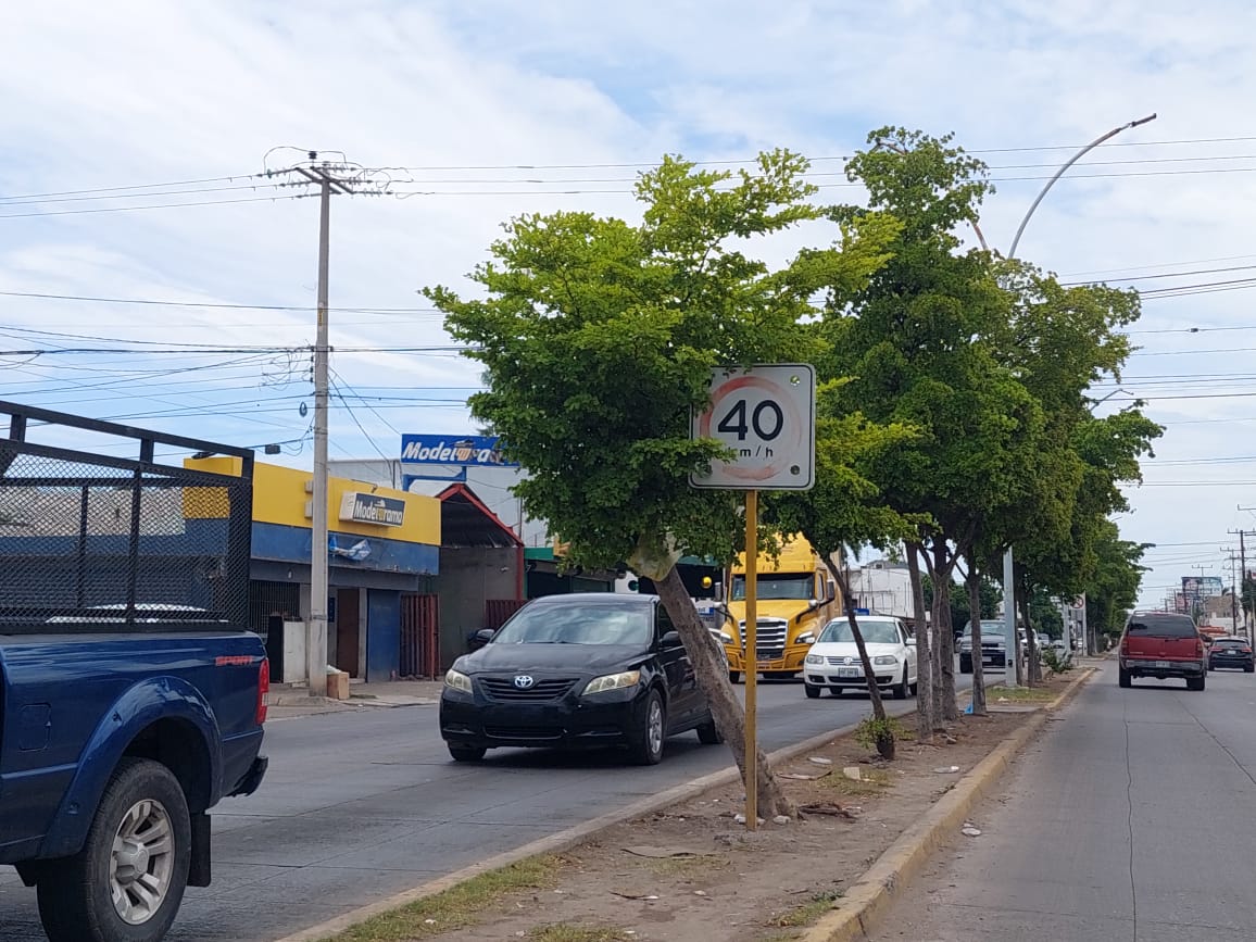 Conductores en Los Mochis piden se instalen más a la vista señales de tránsito