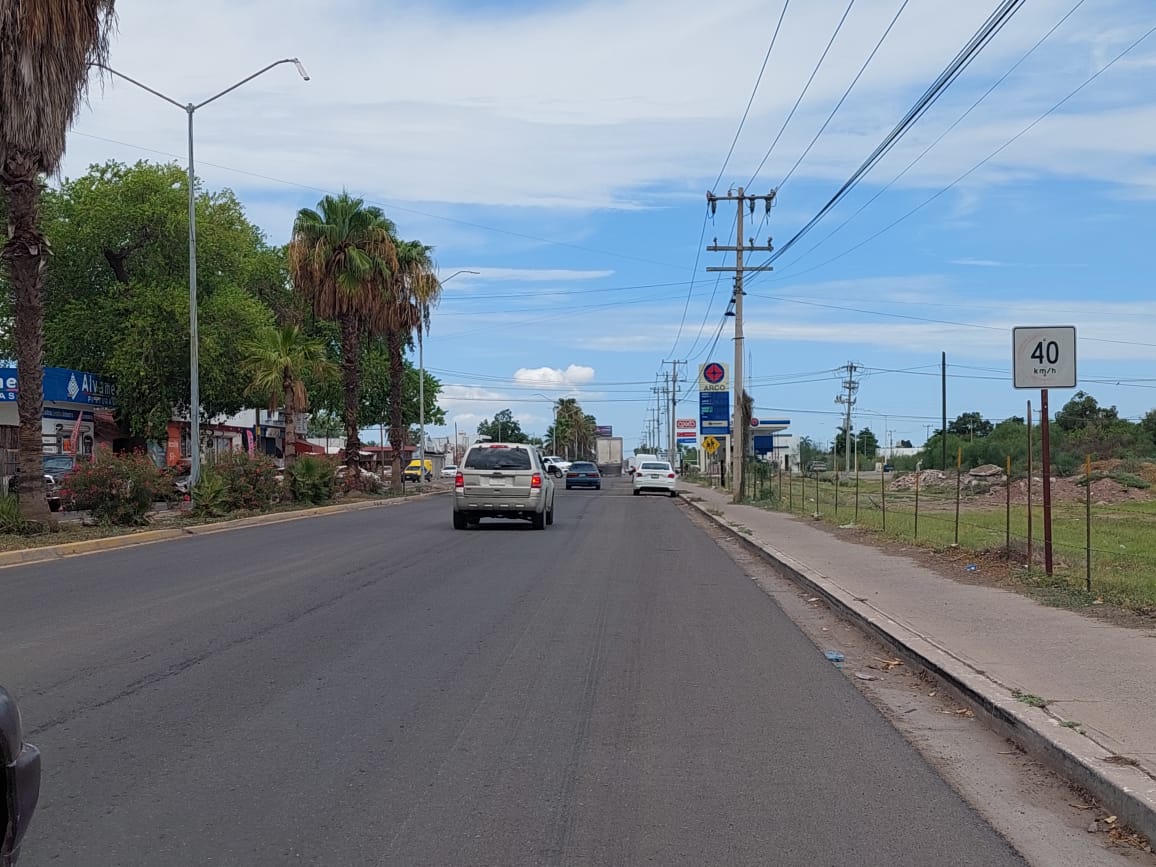 Conductores en Los Mochis piden se instalen más a la vista señales de tránsito