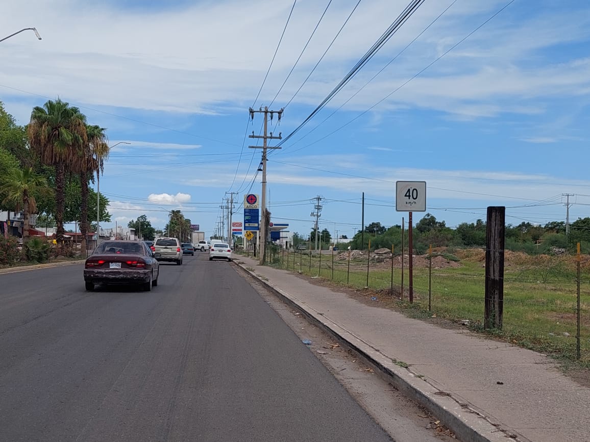 Conductores en Los Mochis piden se instalen más a la vista señales de tránsito