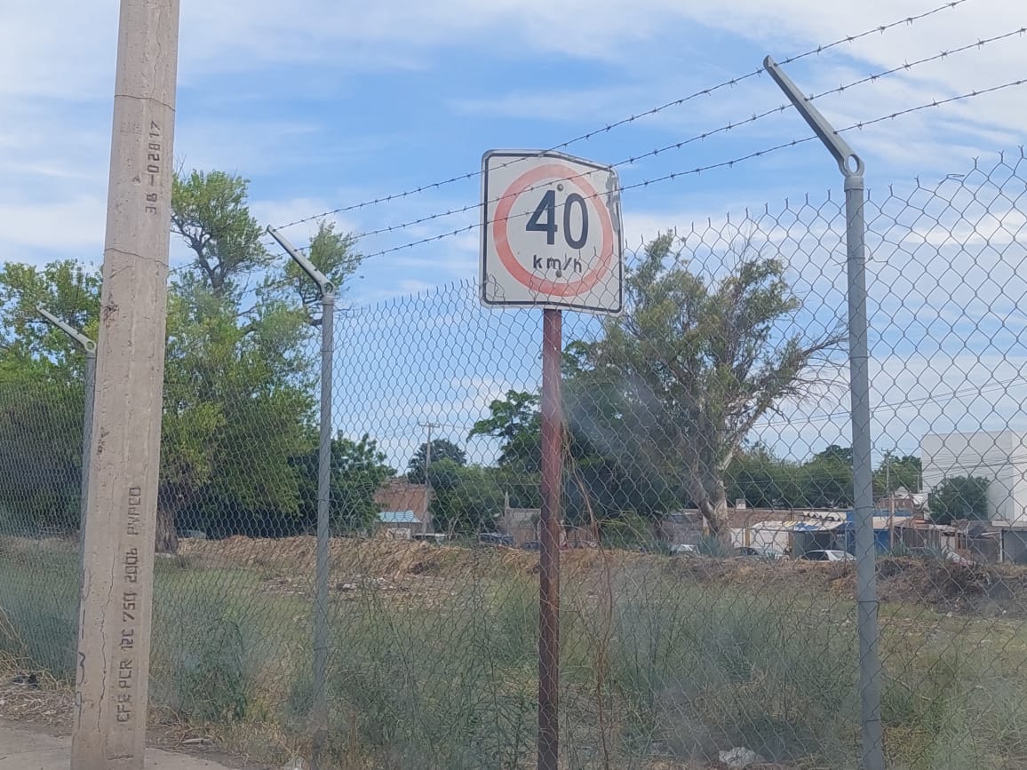 Conductores en Los Mochis piden se instalen más a la vista señales de tránsito