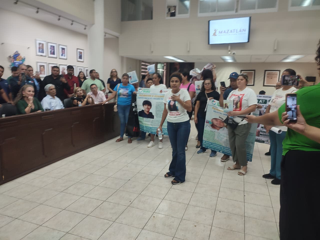 Familiares de desaparecidos irrumpen Sesión de Cabildo en Mazatlán