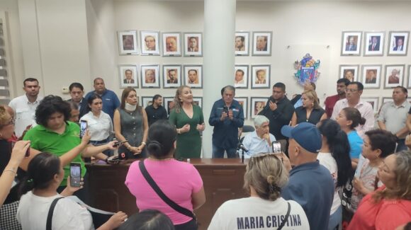 Familiares de desaparecidos irrumpen Sesión de Cabildo en Mazatlán; argumentan fueron citados por la alcaldesa