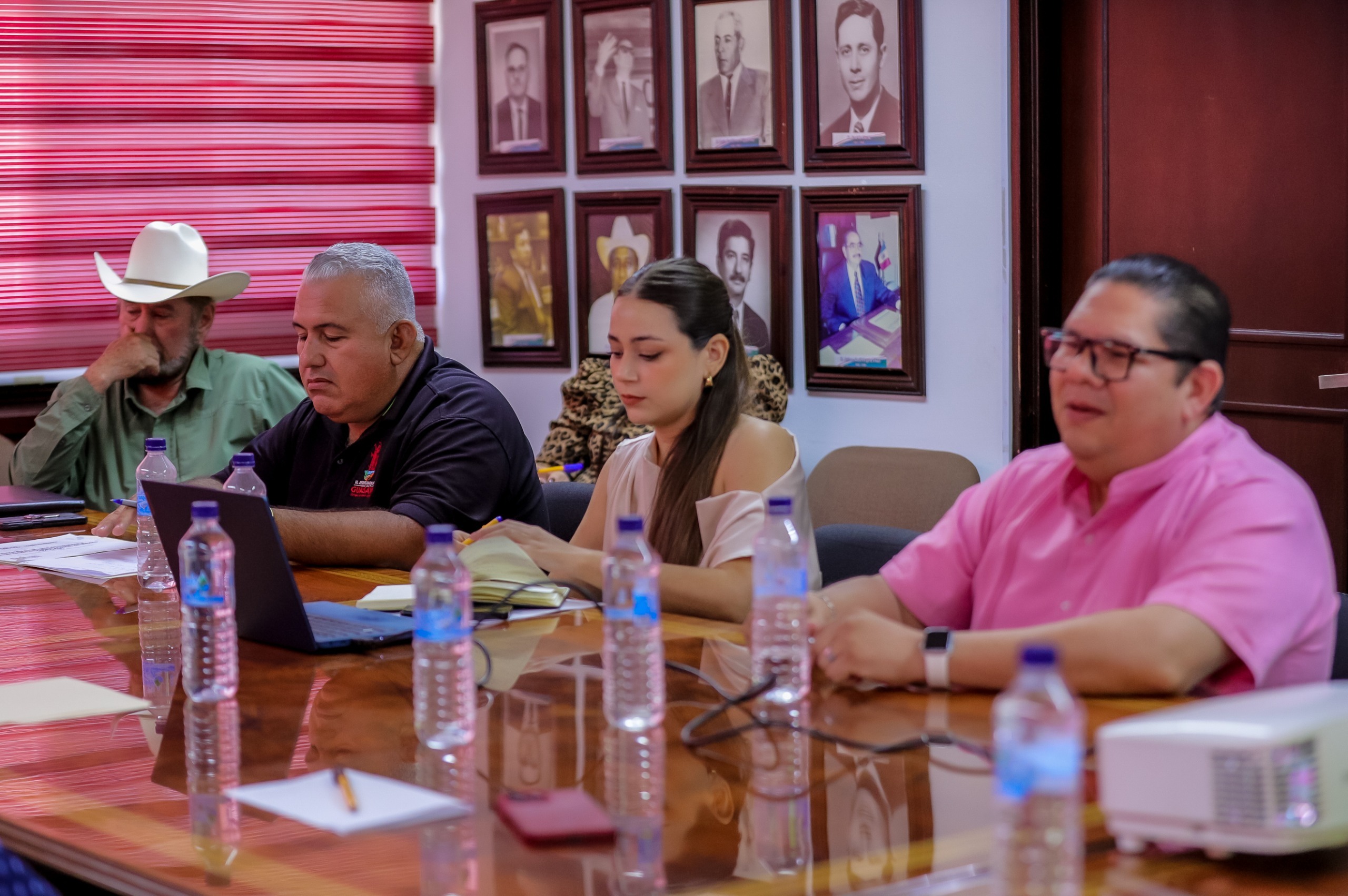reunión con funcionarios del ayuntamiento de Guasave