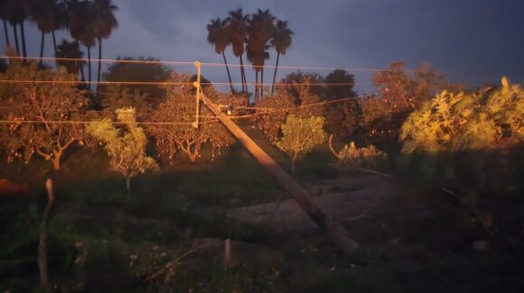 ¡Se quedan sin luz! Fuerte tormenta provoca caída de postes en Higuera de Zaragoza y El Carrizo, en Ahome