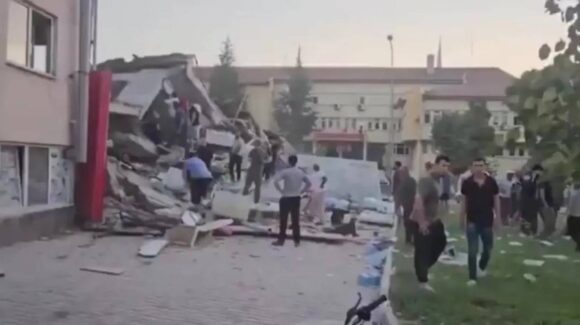 Sismo de 6.1 sacude Turquía: hay edificios colapsados, heridos y réplicas en la región de Mármara