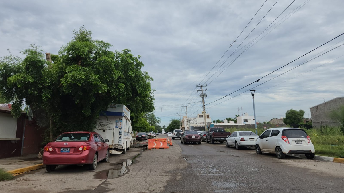 Socavón en Juan Carrasco en el Centro de Guasave