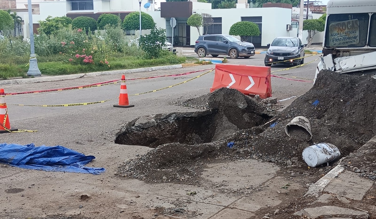 Socavón en Juan Carrasco en el Centro de Guasave