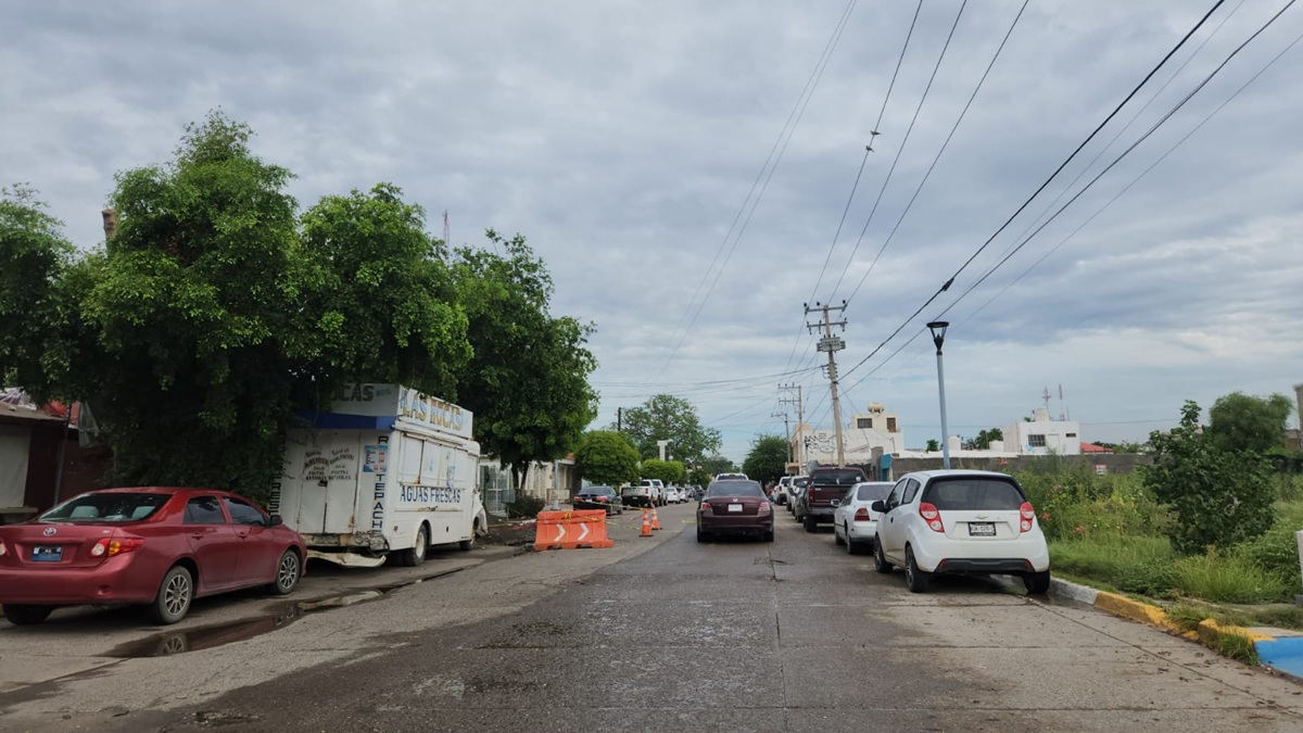 Socavón en Juan Carrasco en el Centro de Guasave