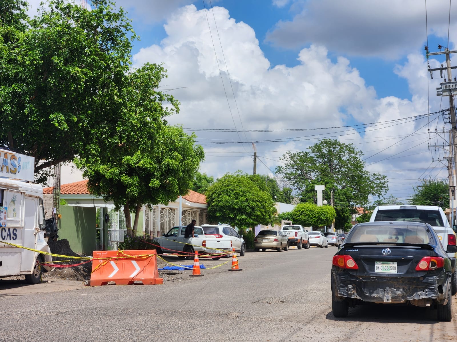 Socavón en calle del centro de Guasave