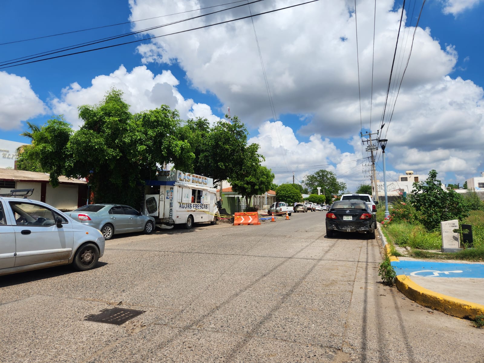 Socavón en calle del centro de Guasave