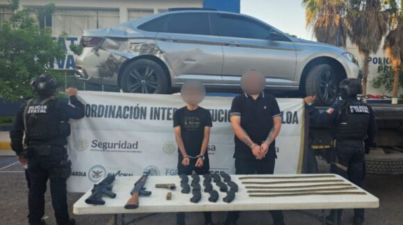 ¡Chocaron contra una guarnición! Detienen a dos sujetos armados tras persecución en Culiacán