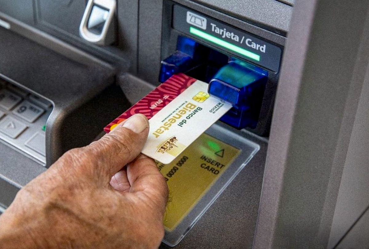 Tarjeta del Banco del Bienestar en cajero automático