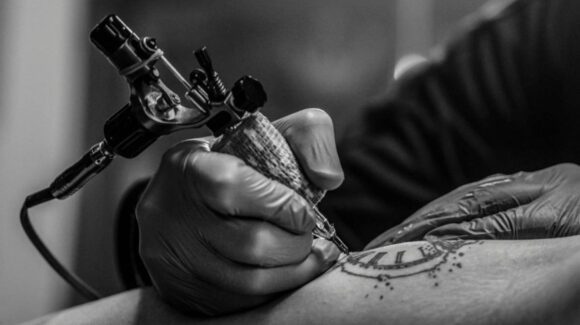 “¿Eso es arte o provocación?”: Egipto arresta a tatuadores por mostrar diseños en mujeres en TikTok