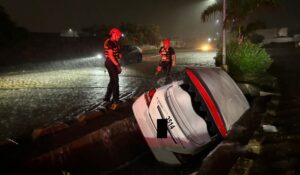 Taxi a canal pluvia tras intensas lluvias en Mazatlán