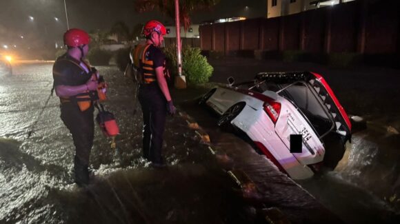 Reportan caída de taxi en canal pluvial en Mazatlán; se desconoce el paradero del conductor