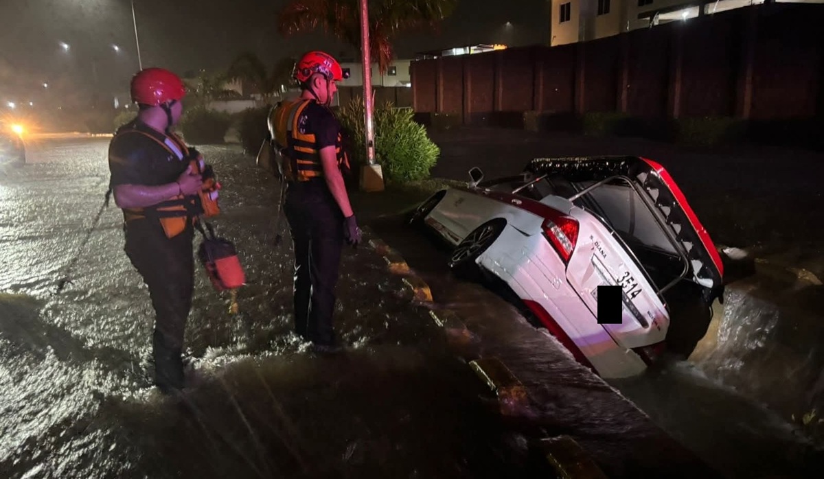 Taxi a canal pluvia tras intensas lluvias en Mazatlán