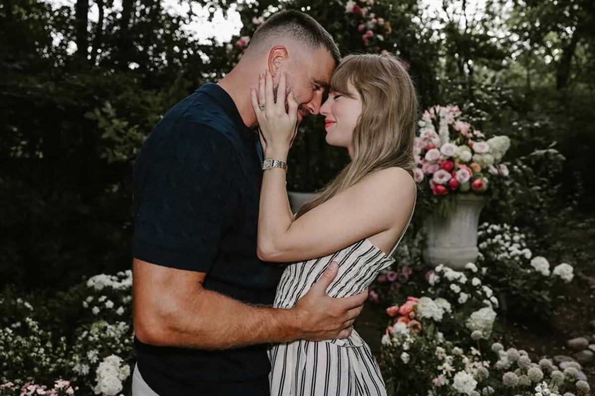Taylor Swift y Travis Kelce anunciando su compromiso de boda