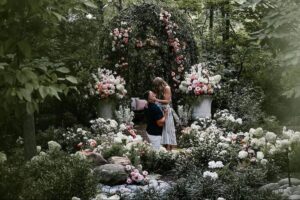 Taylor Swift y Travis Kelce anunciando su compromiso de boda