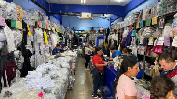 Reportan textileros baja afluencia en Centros de Canje de uniformes escolares gratuitos