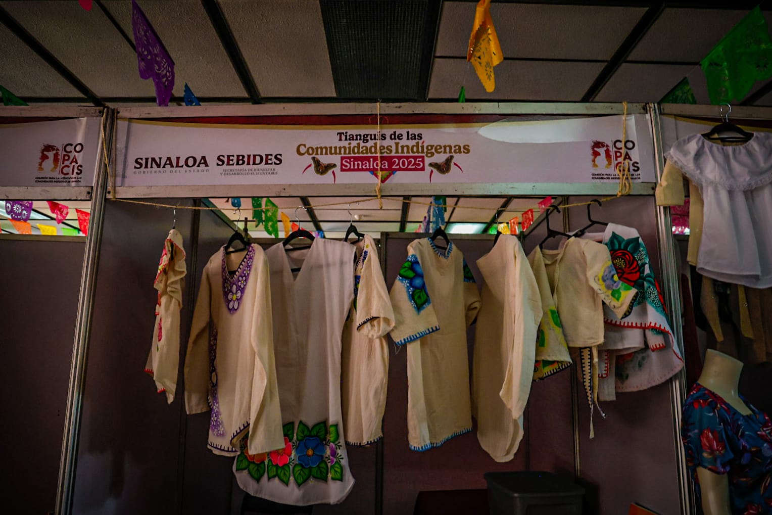 Blusas bordadas en Tianguis de Comunidades Indígenas