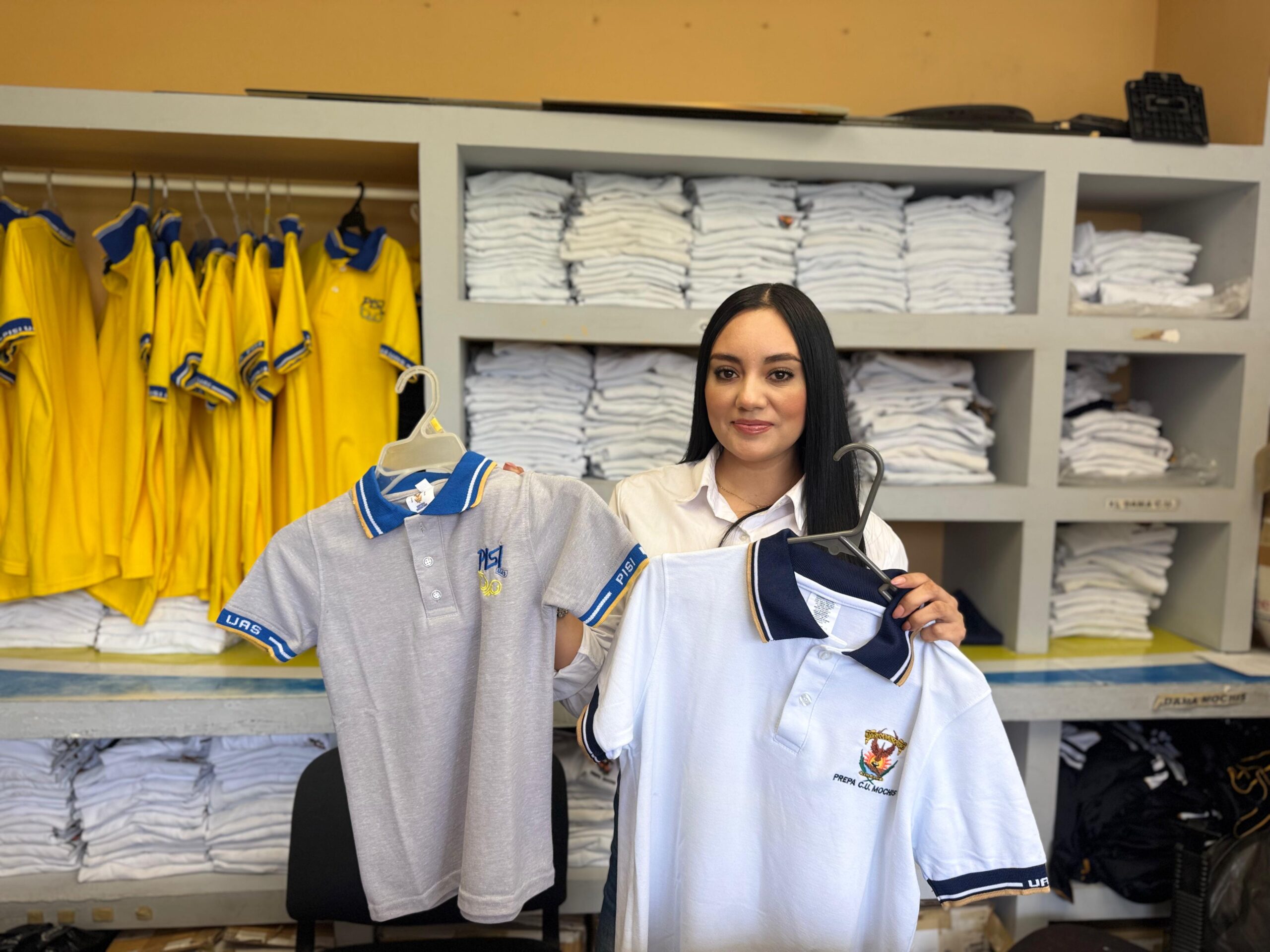 Jesenia Javalera Ayala muestra uniformes de la UAS
