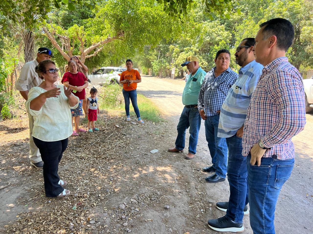Titulares de Japama, Servicios Públicos y SOP con habitantes de Goros y El Oro pinto