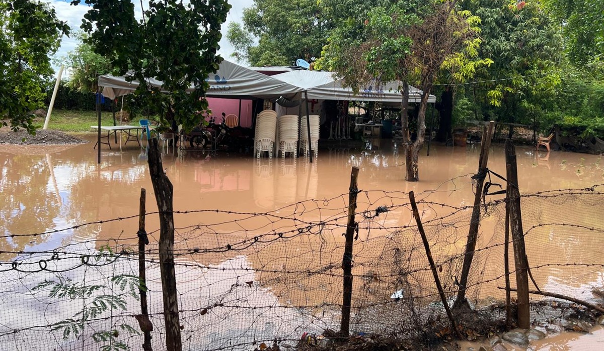 Tormenta inunda Palos Blancos, en Guasave