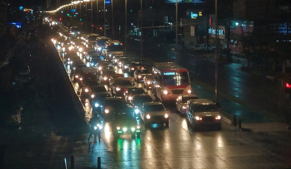 Tráfico nocturno en Mazatlán