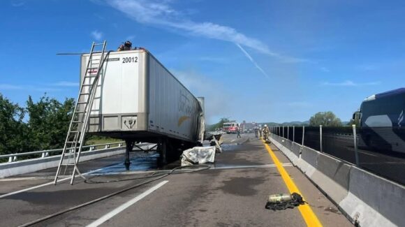 ¡Atención conductores! Cierran temporalmente el Libramiento de Mazatlán por incendio de tráiler