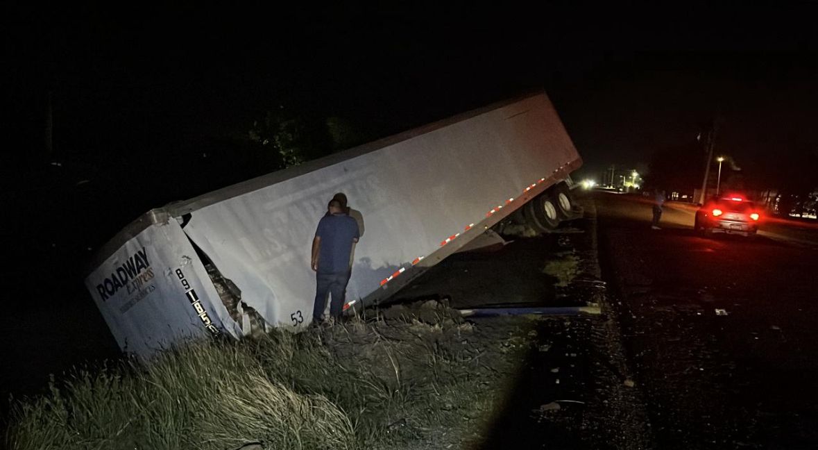 Tráiler cae en el canal Lateral 18, en Ahome