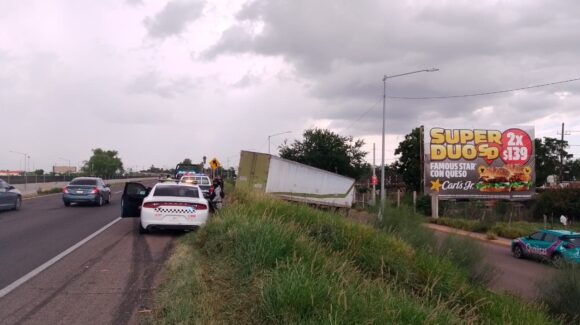 Tráiler se sale del camino en Guasave mientras circulaba por la carretera Internacional México 15