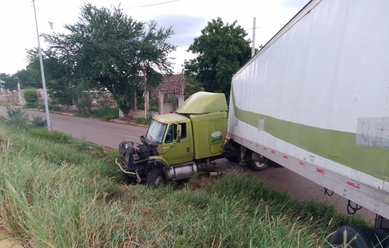 trailer en guasave sufre salida de camino accidente
