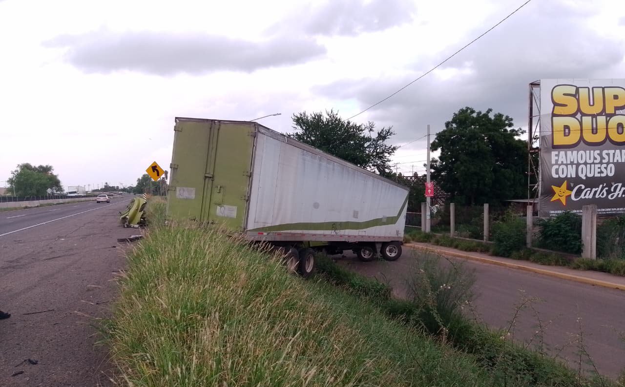 trailer en guasave sufre salida de camino lugar