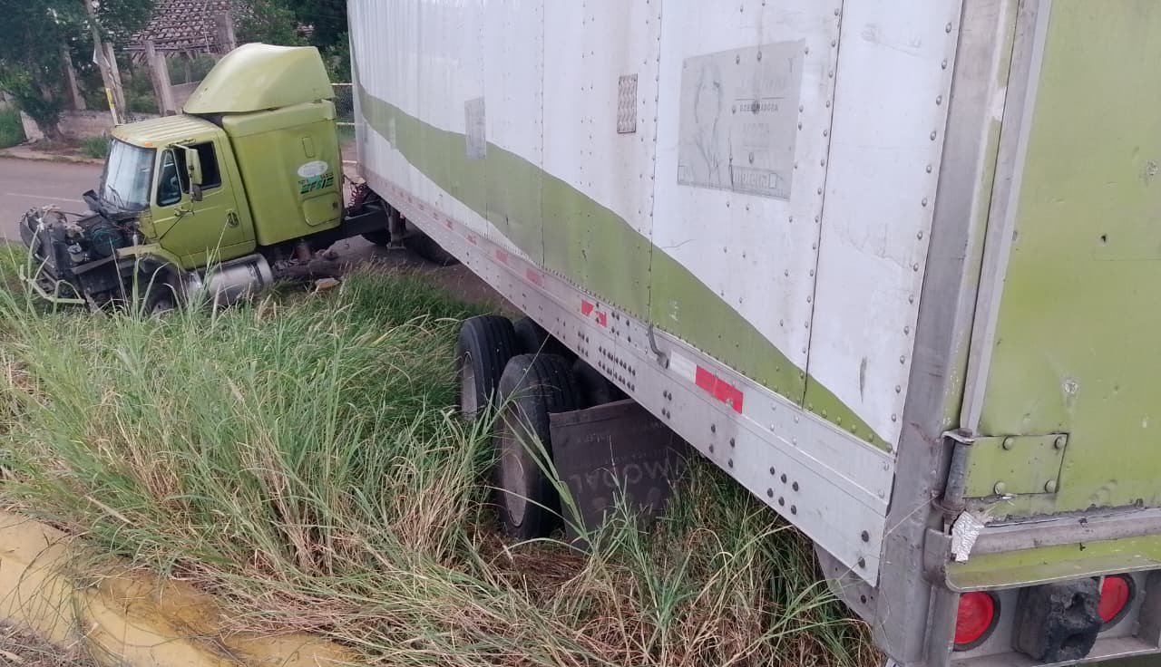 trailer en guasave sufre salida de camino percance