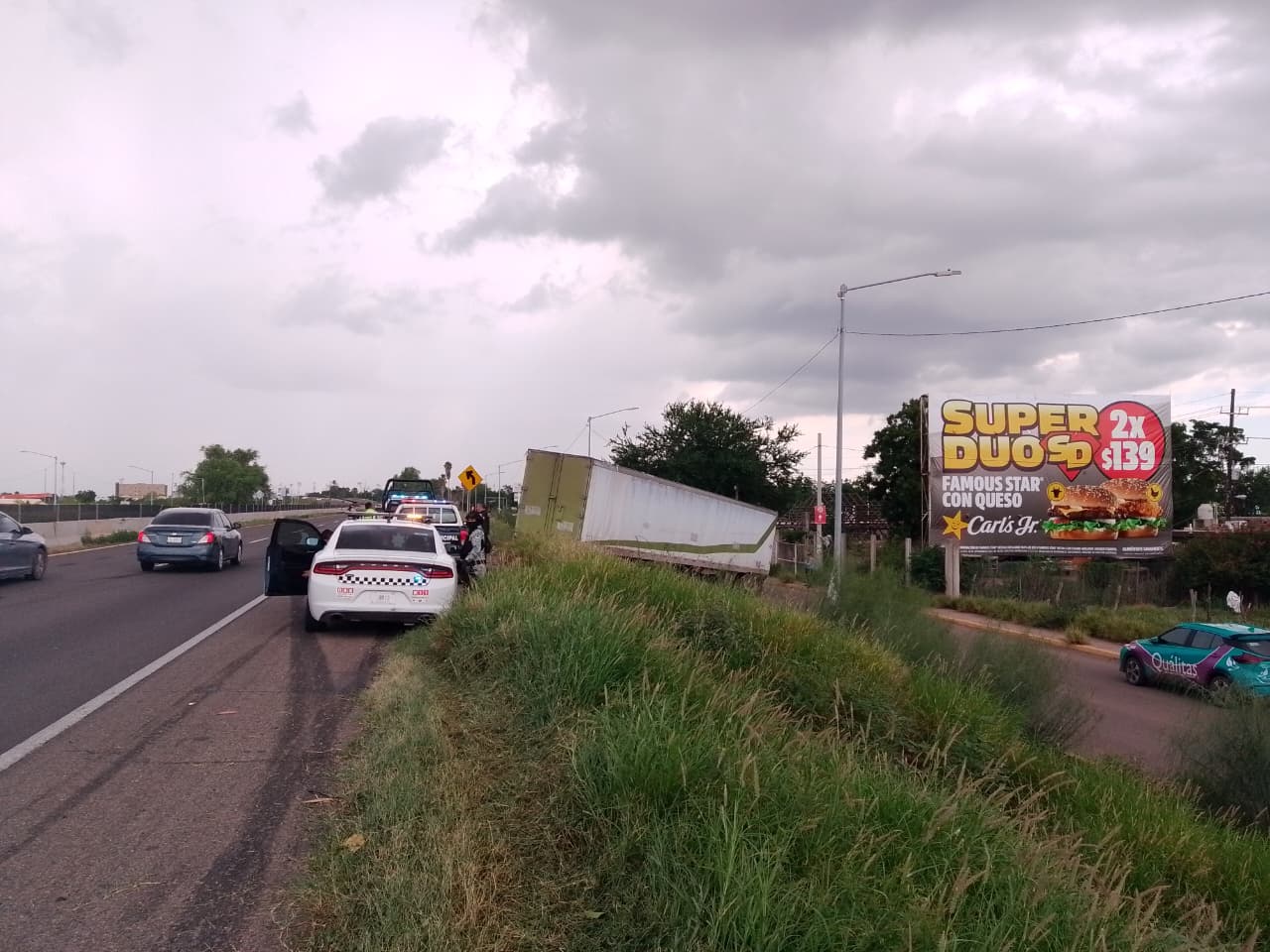 trailer en guasave sufre salida de camino