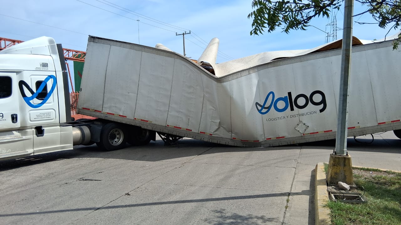 Tráiler sufre falla mecánica