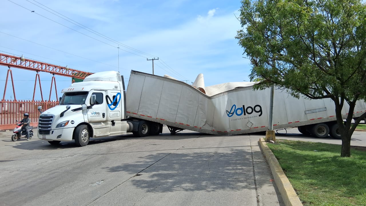 Tráiler sufre falla mecánica