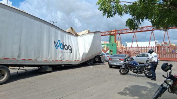 Tráiler sufre falla mecánica y provoca caos vial en avenida Cristóbal Colón en Mazatlán
