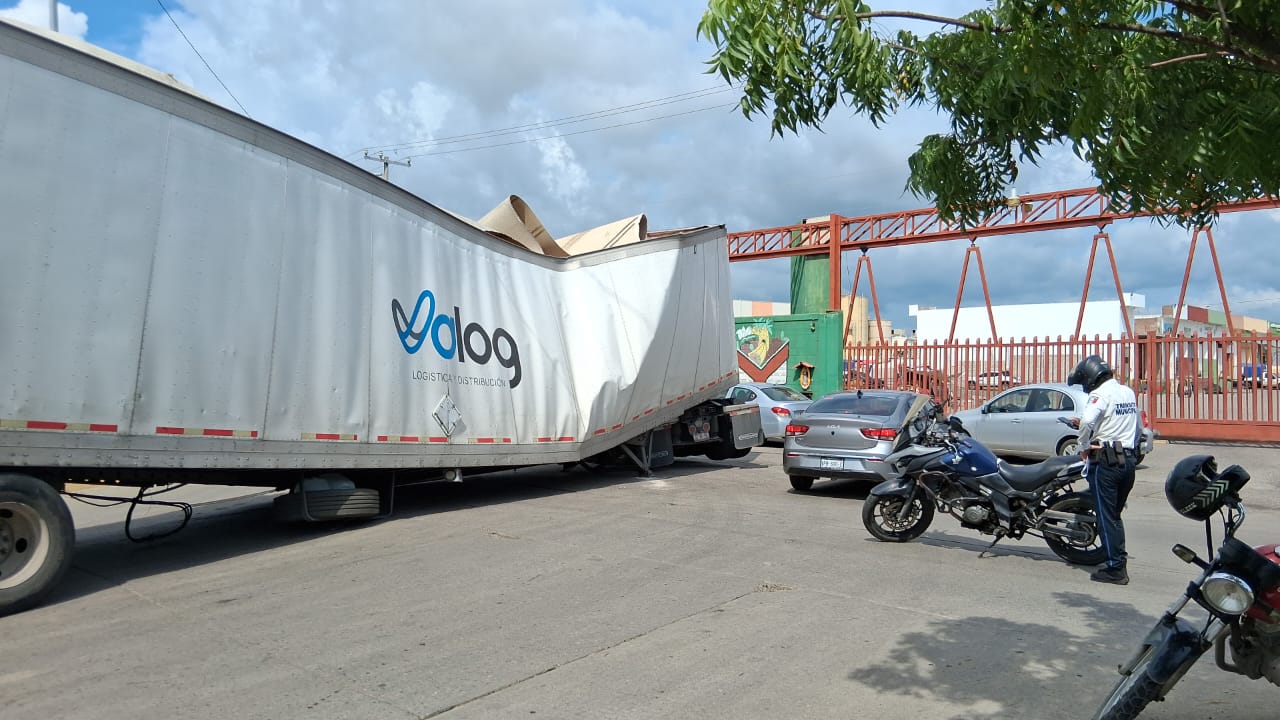 Tráiler sufre falla mecánica