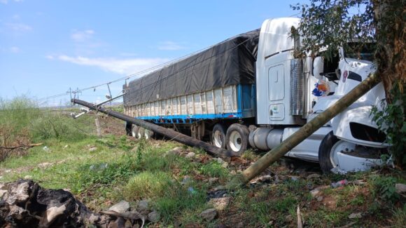 Tráiler se sale de la México 15, en Guasave, y se estrella contra un árbol