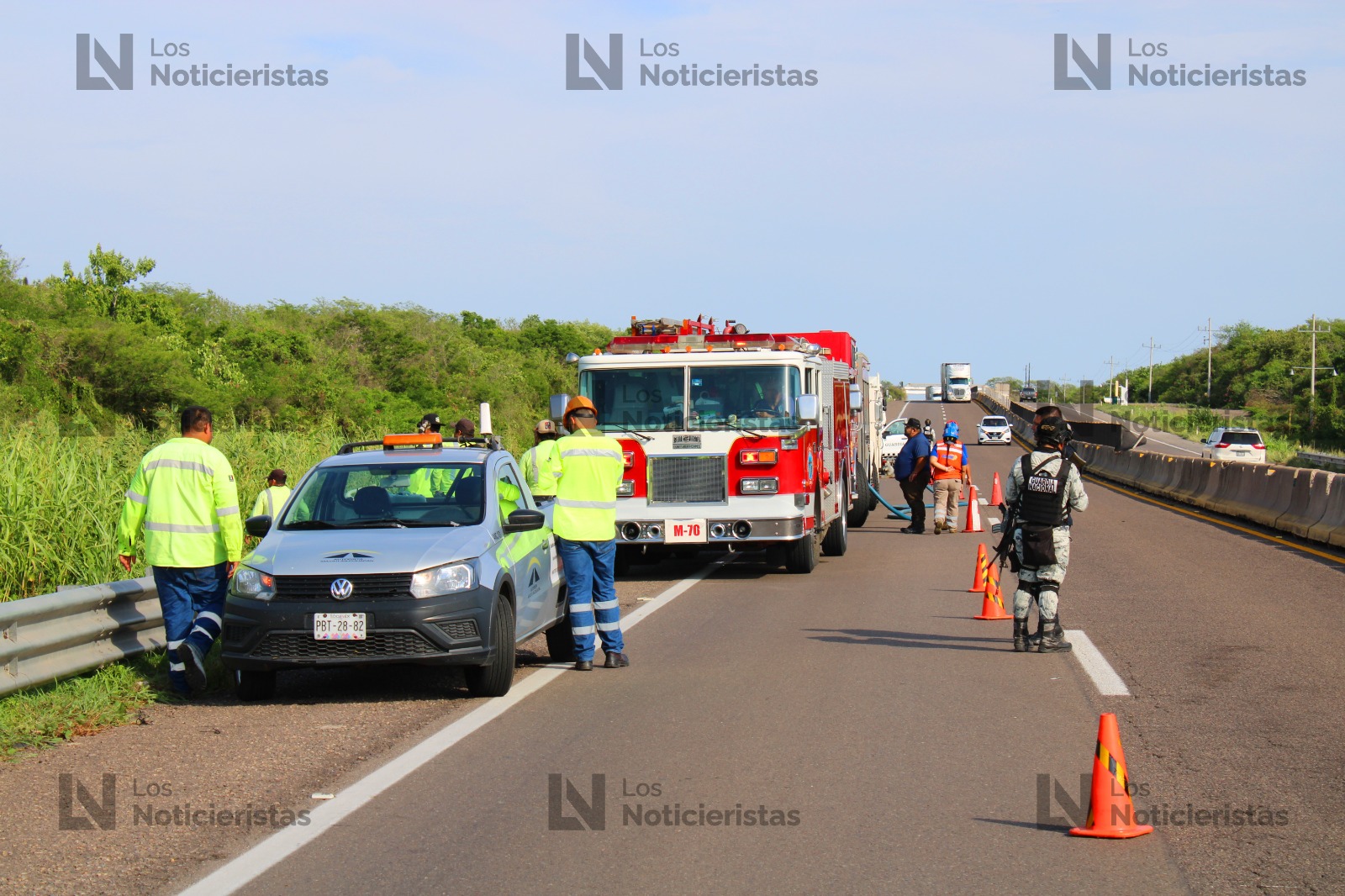 Tráiler se incendia en la Mazatlán-Culiacán