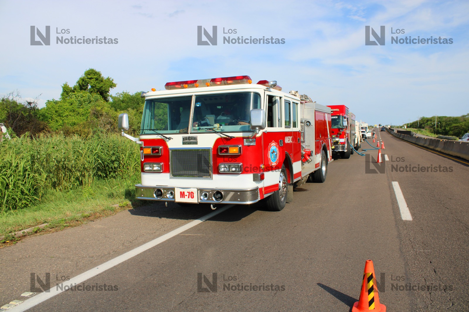 Tráiler se incendia en la Mazatlán-Culiacán