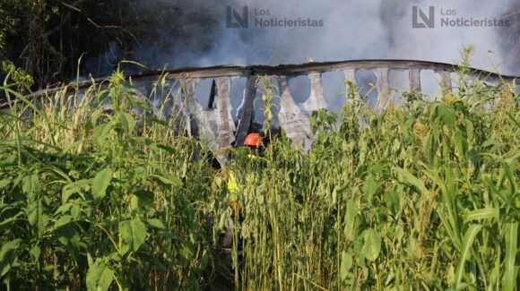 Tráiler cargado de cereales se incendia tras salirse de la carretera en la Mazatlán-Culiacán