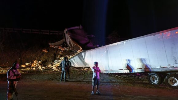 Accidente en la carretera Mazatlán-Culiacán; Guardia Nacional llama a extremar precauciones